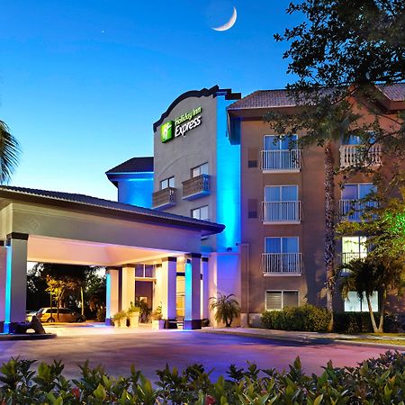 Holiday Inn Express & Suites Naples Downtown - 5Th Avenue By Ihg Екстериор снимка
