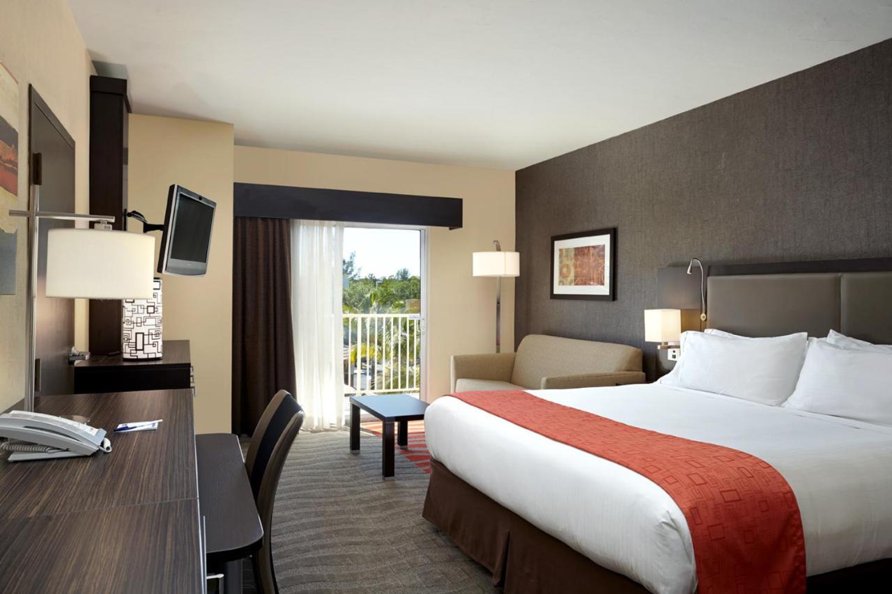 Holiday Inn Express & Suites Naples Downtown - 5Th Avenue By Ihg Екстериор снимка