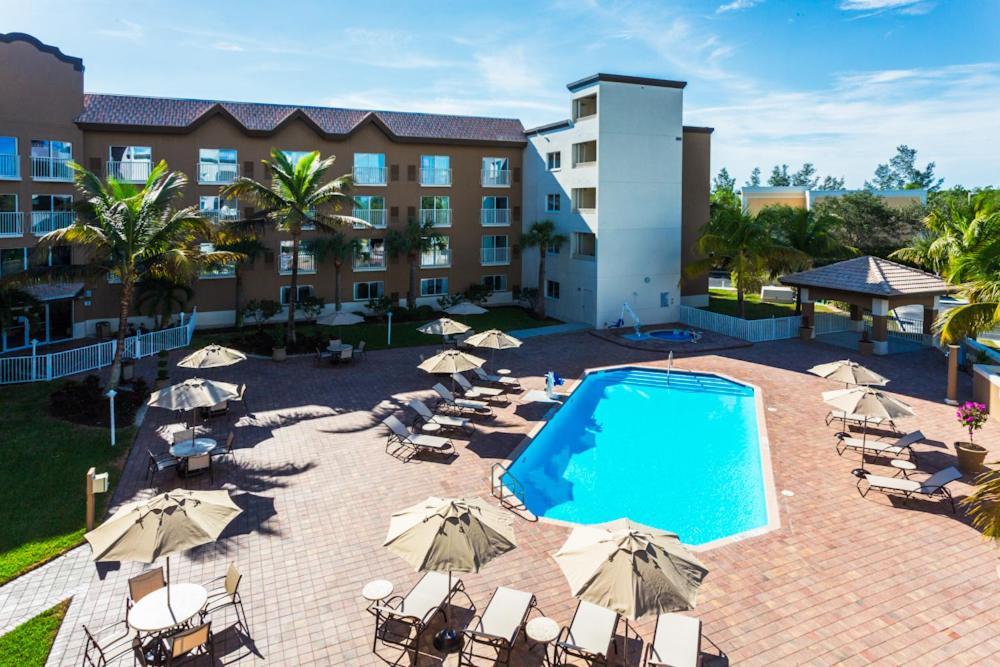 Holiday Inn Express & Suites Naples Downtown - 5Th Avenue By Ihg Екстериор снимка