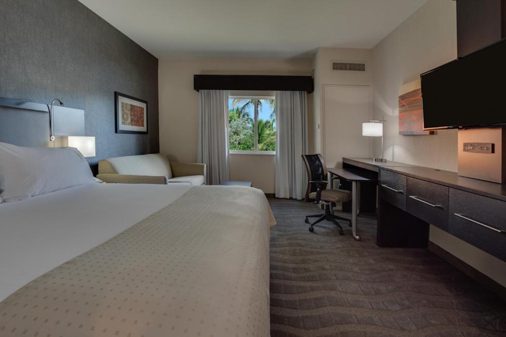 Holiday Inn Express & Suites Naples Downtown - 5Th Avenue By Ihg Екстериор снимка