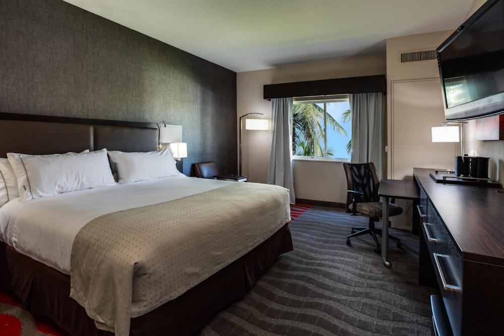 Holiday Inn Express & Suites Naples Downtown - 5Th Avenue By Ihg Екстериор снимка