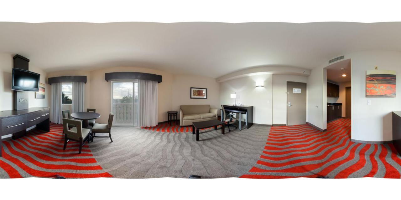 Holiday Inn Express & Suites Naples Downtown - 5Th Avenue By Ihg Екстериор снимка