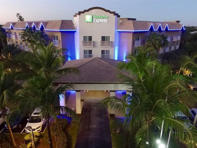 Holiday Inn Express & Suites Naples Downtown - 5Th Avenue By Ihg Екстериор снимка