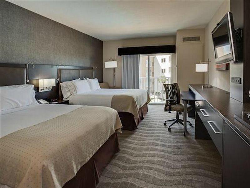 Holiday Inn Express & Suites Naples Downtown - 5Th Avenue By Ihg Екстериор снимка