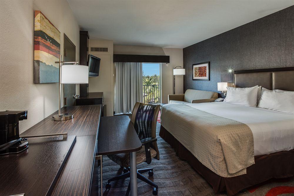 Holiday Inn Express & Suites Naples Downtown - 5Th Avenue By Ihg Екстериор снимка