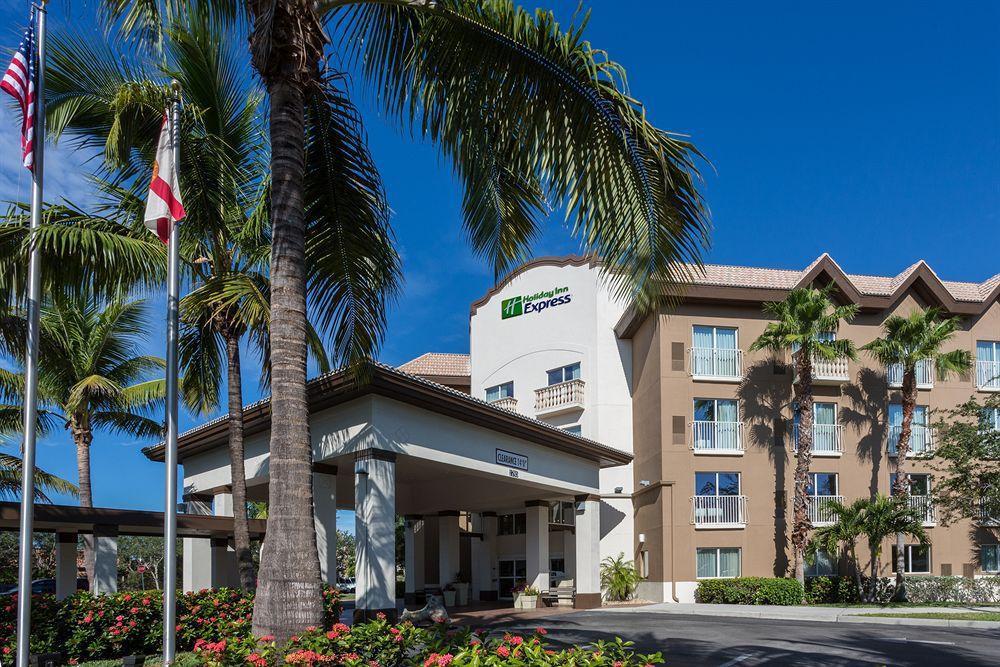 Holiday Inn Express & Suites Naples Downtown - 5Th Avenue By Ihg Екстериор снимка