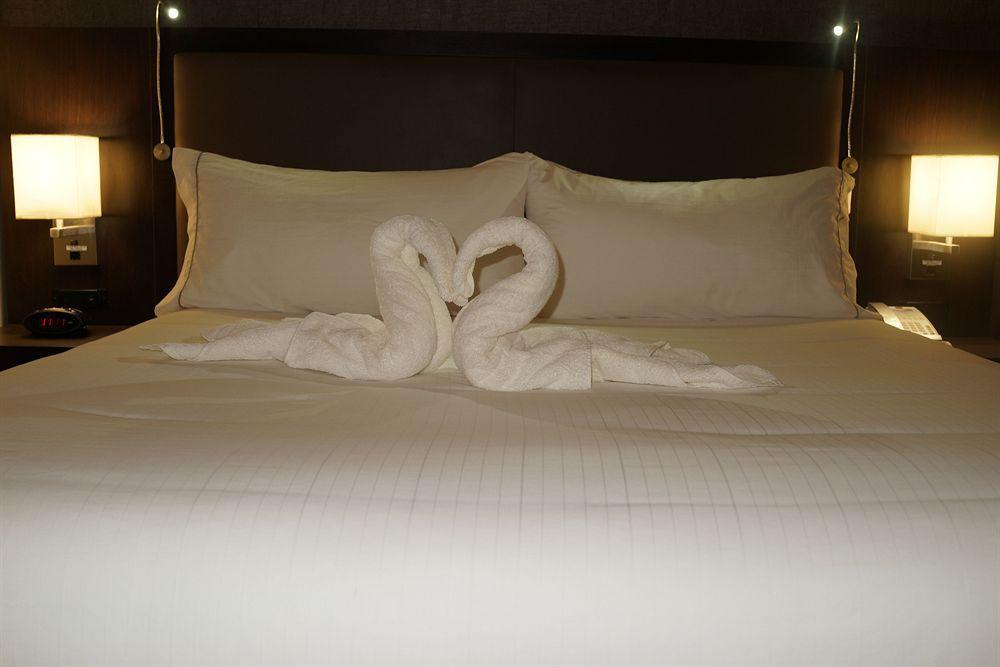 Holiday Inn Express & Suites Naples Downtown - 5Th Avenue By Ihg Екстериор снимка