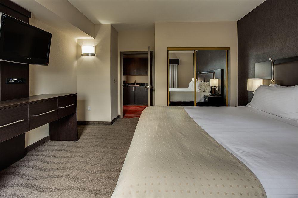 Holiday Inn Express & Suites Naples Downtown - 5Th Avenue By Ihg Екстериор снимка