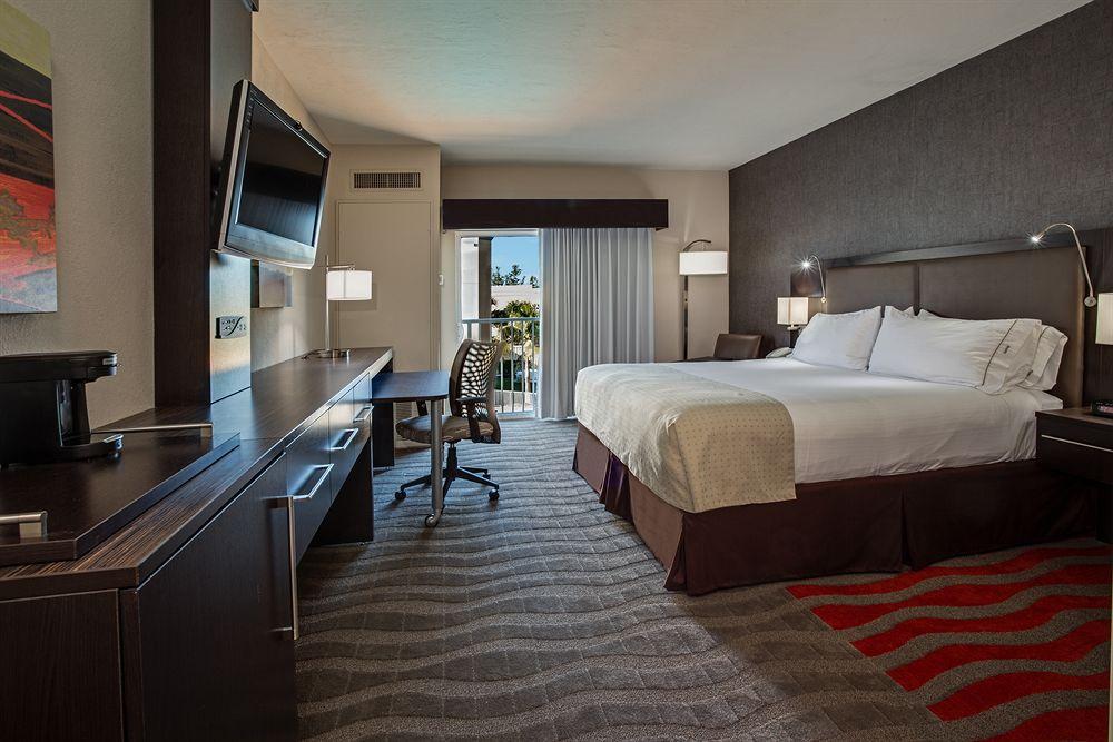 Holiday Inn Express & Suites Naples Downtown - 5Th Avenue By Ihg Екстериор снимка