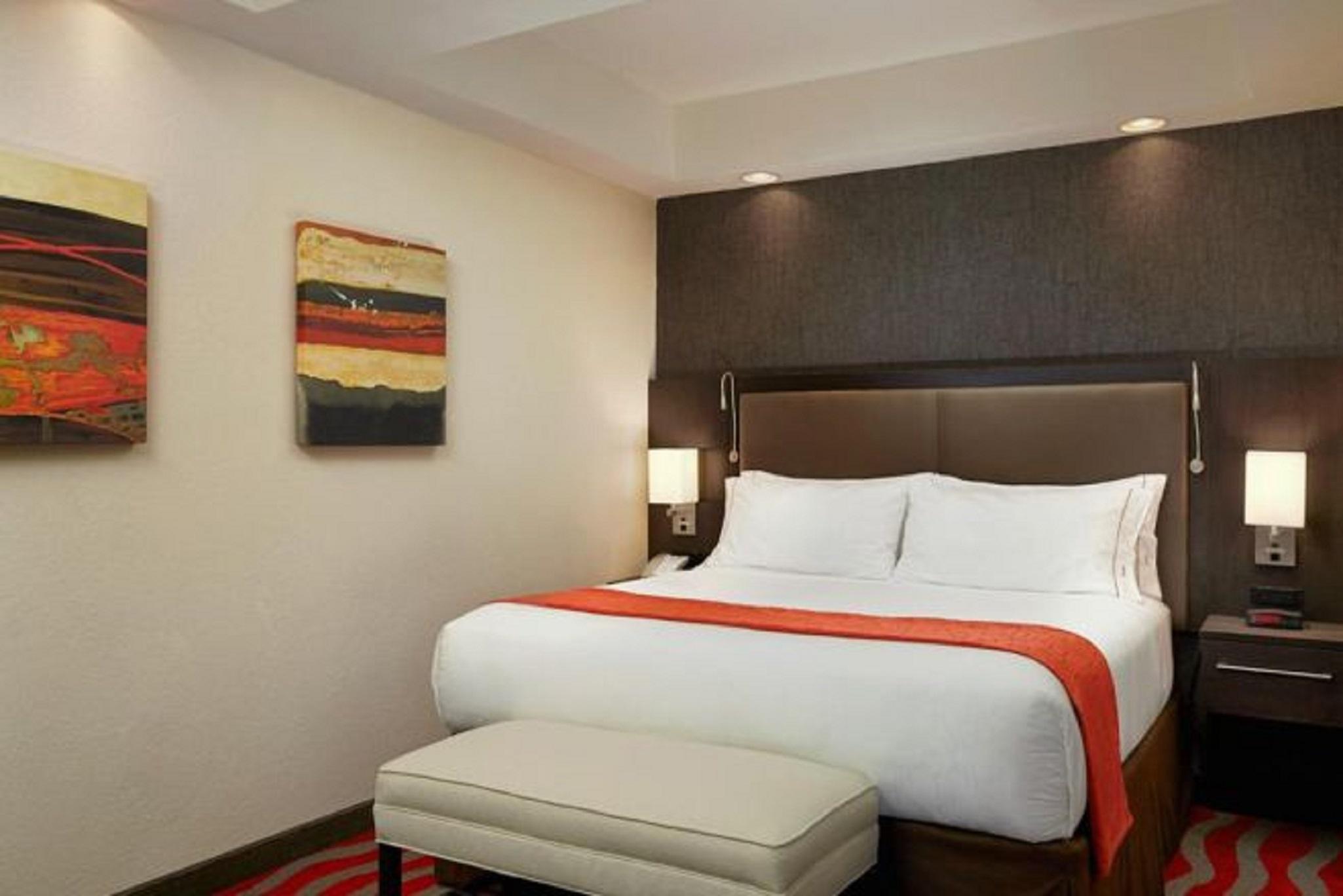 Holiday Inn Express & Suites Naples Downtown - 5Th Avenue By Ihg Екстериор снимка