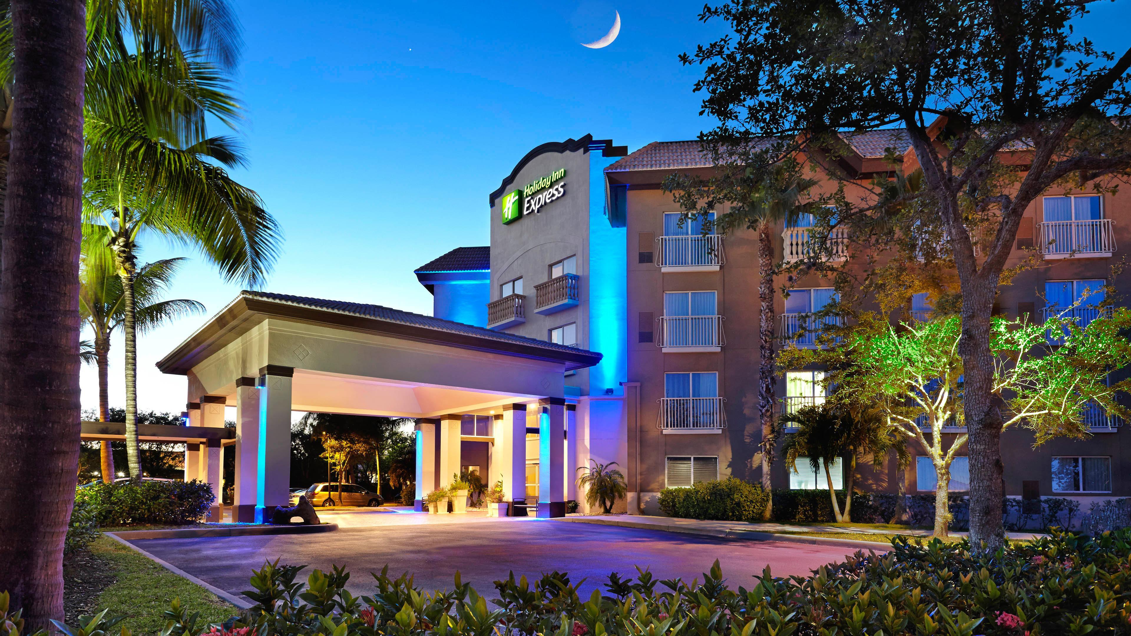 Holiday Inn Express & Suites Naples Downtown - 5Th Avenue By Ihg Екстериор снимка