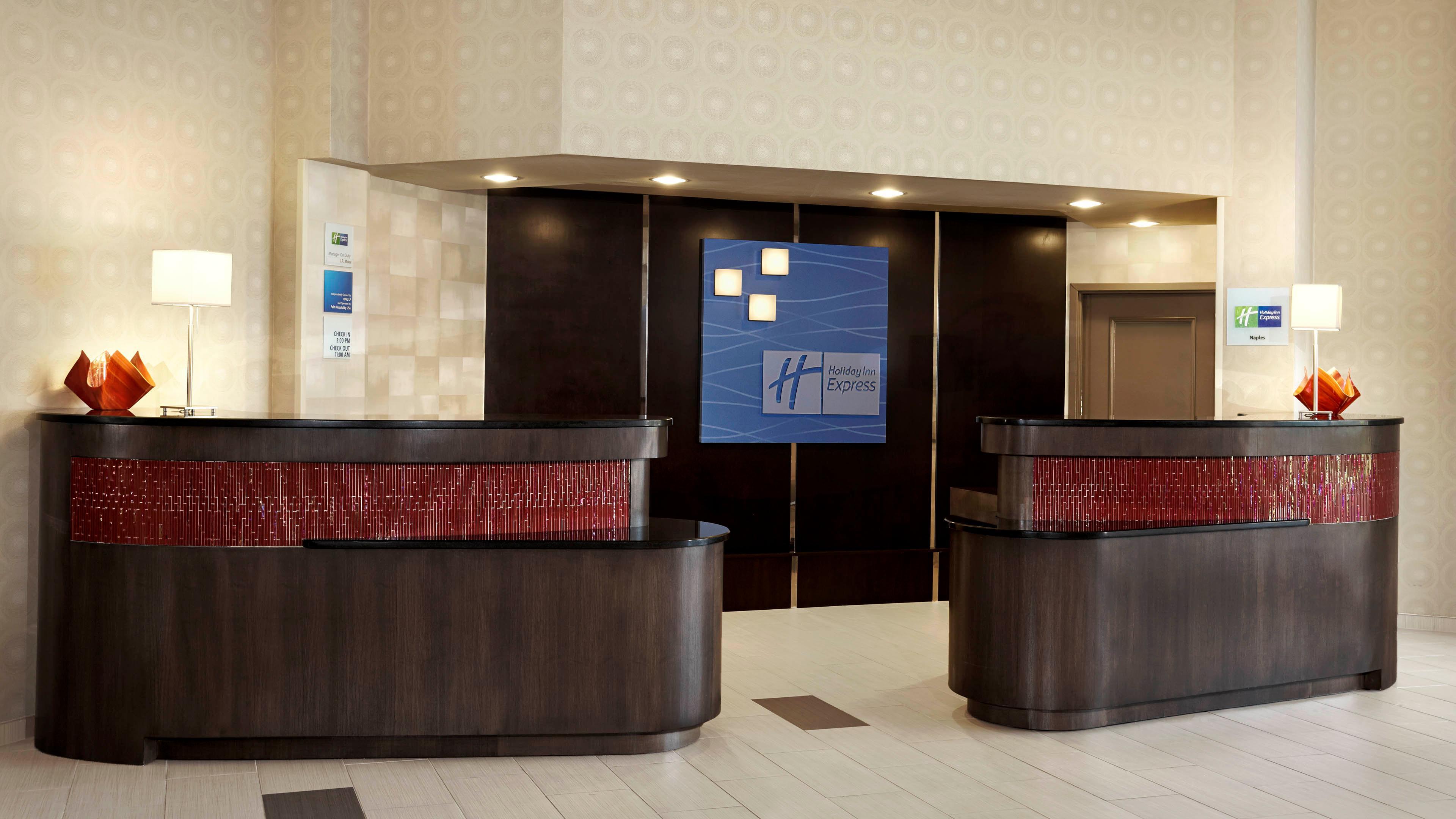Holiday Inn Express & Suites Naples Downtown - 5Th Avenue By Ihg Екстериор снимка