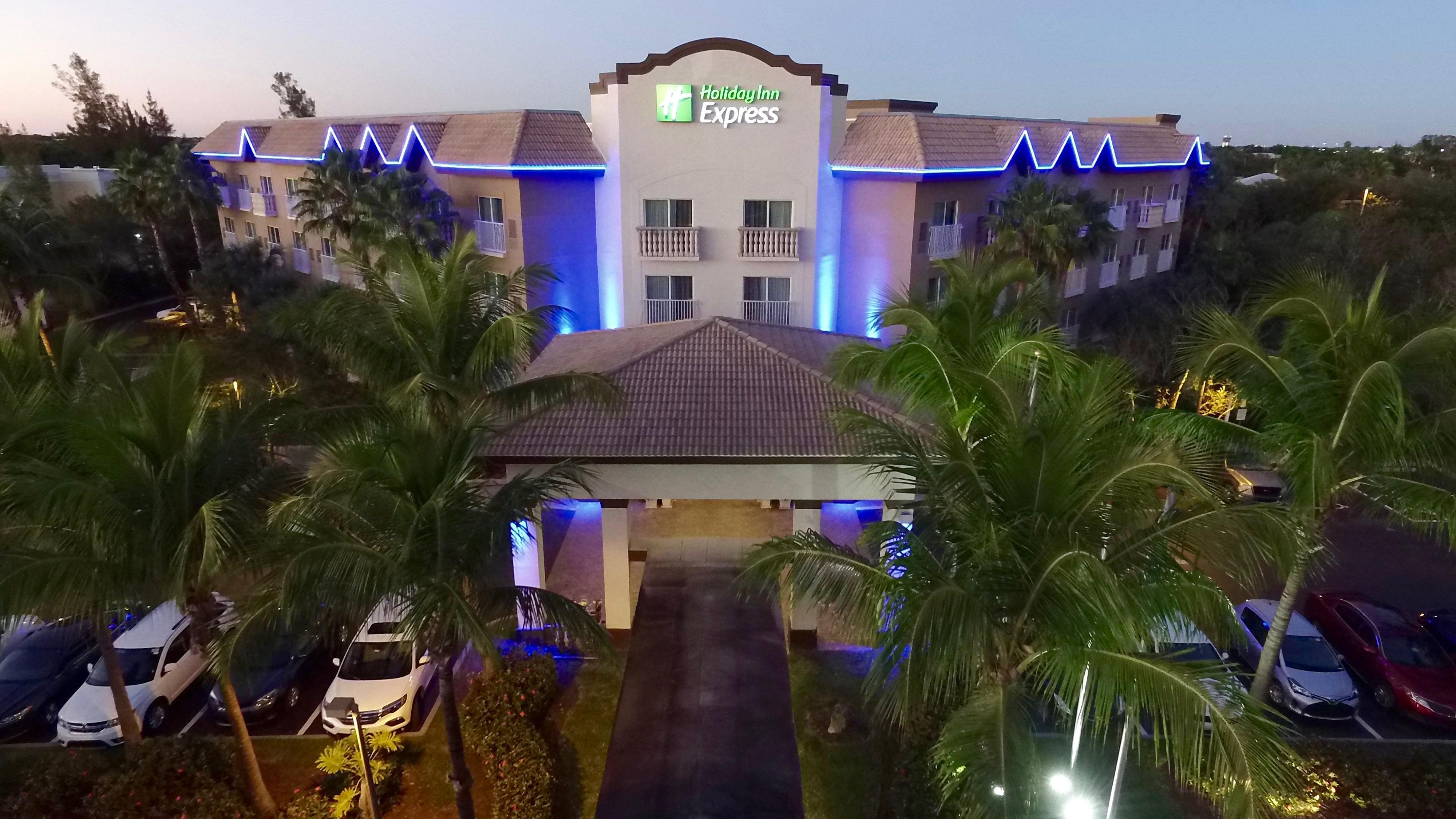 Holiday Inn Express & Suites Naples Downtown - 5Th Avenue By Ihg Екстериор снимка