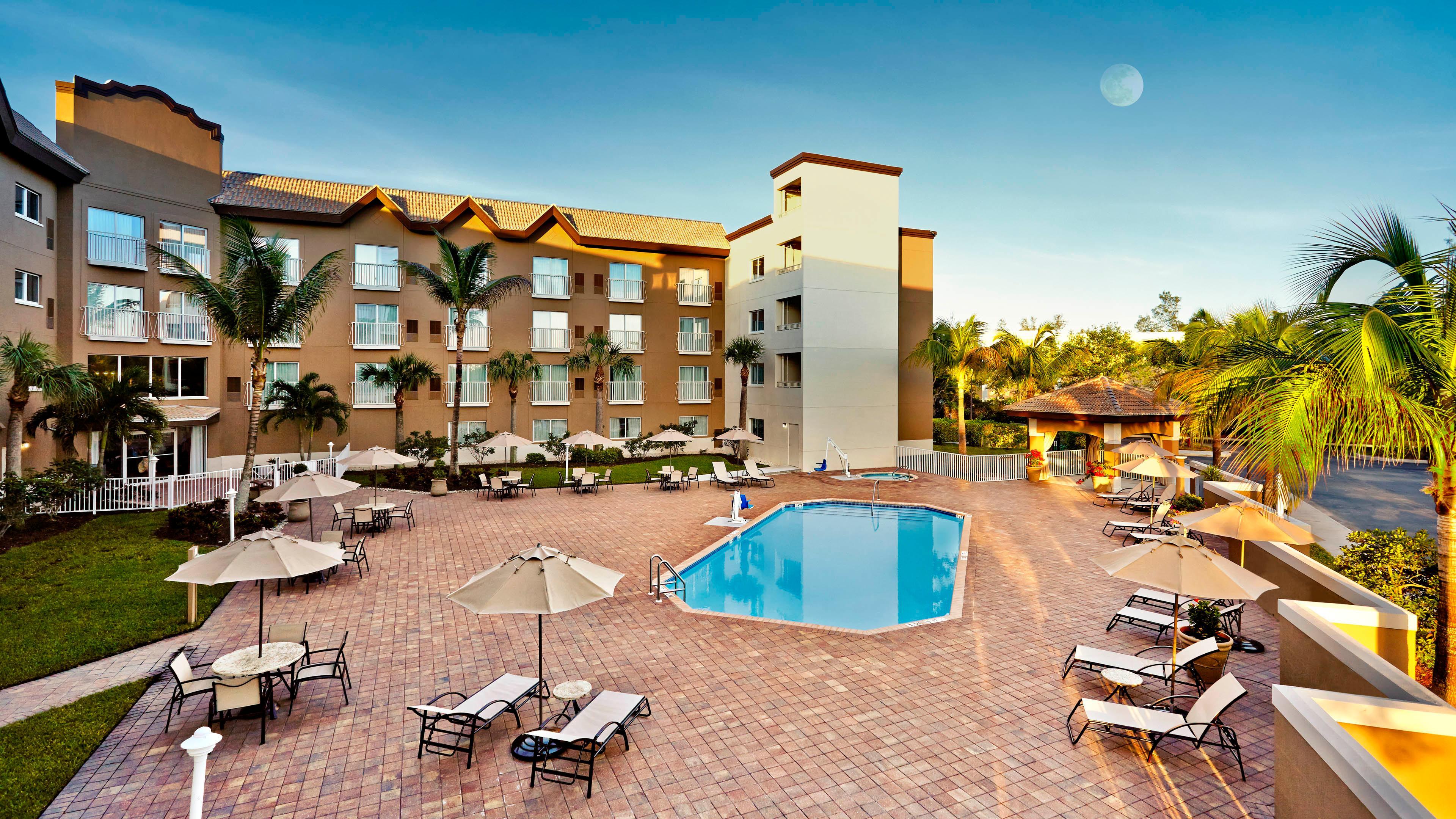 Holiday Inn Express & Suites Naples Downtown - 5Th Avenue By Ihg Екстериор снимка