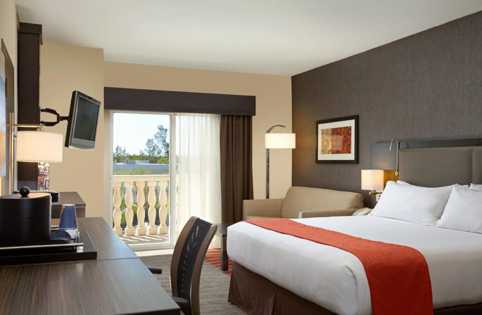 Holiday Inn Express & Suites Naples Downtown - 5Th Avenue By Ihg Екстериор снимка
