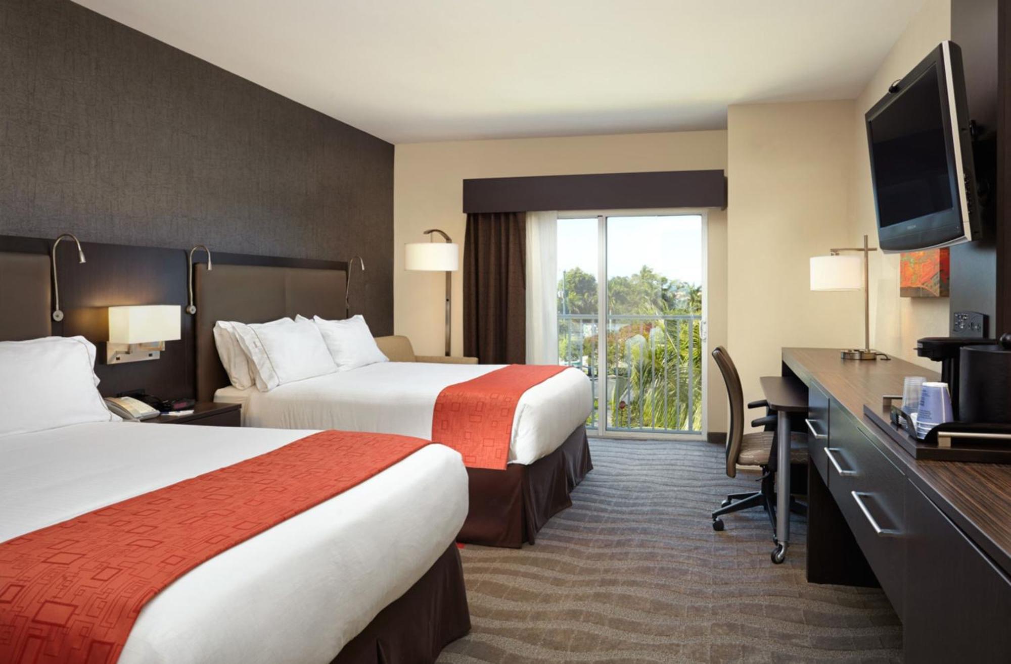 Holiday Inn Express & Suites Naples Downtown - 5Th Avenue By Ihg Екстериор снимка
