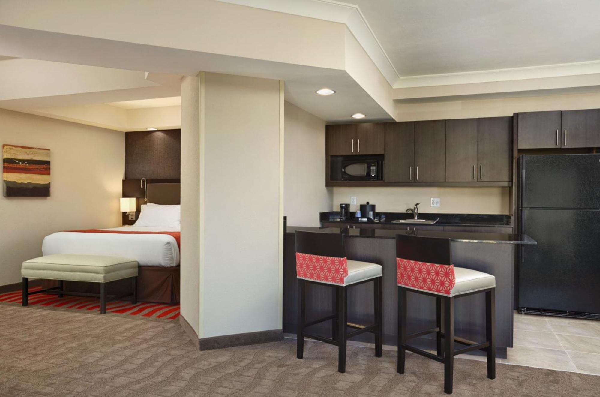 Holiday Inn Express & Suites Naples Downtown - 5Th Avenue By Ihg Екстериор снимка