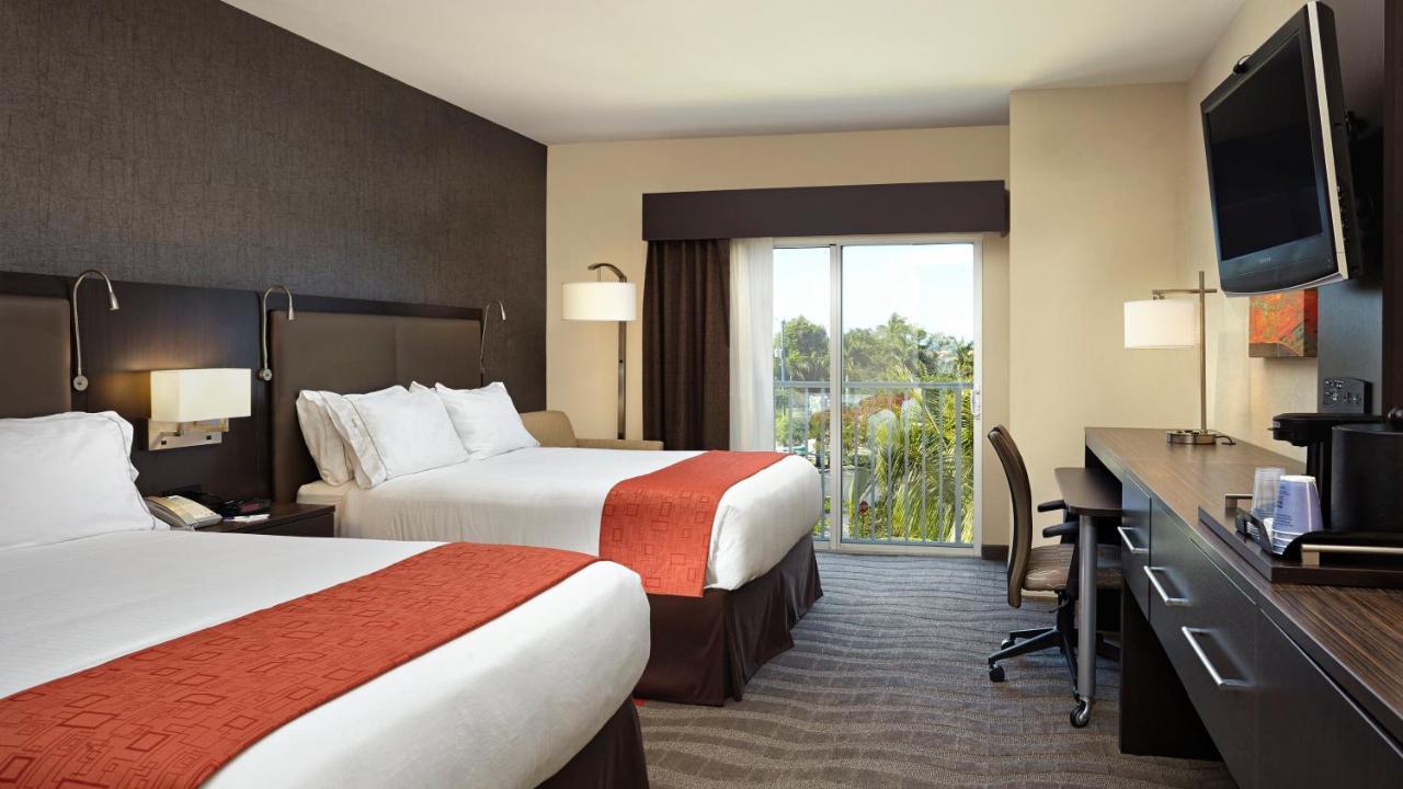 Holiday Inn Express & Suites Naples Downtown - 5Th Avenue By Ihg Екстериор снимка